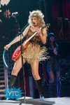 taylor-swift-staples-center-2011-47_512x768